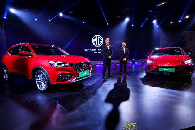 Dos ejemplares de coches híbridos enchufables de la marca MG, presentados en India en enero de 2023